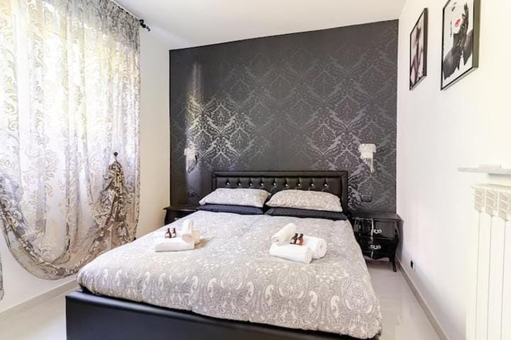 Bedroom, towels