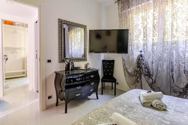 Bed, TV and multimedia, Bedroom, towels
