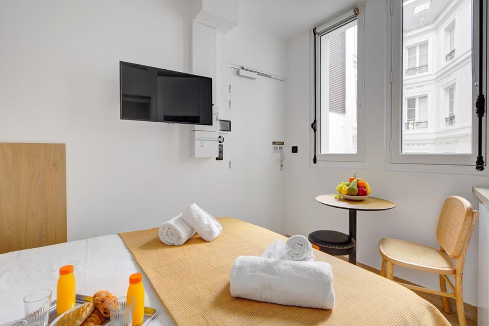 Bed, TV and multimedia, Living room, Food and drinks, Dining area, towels