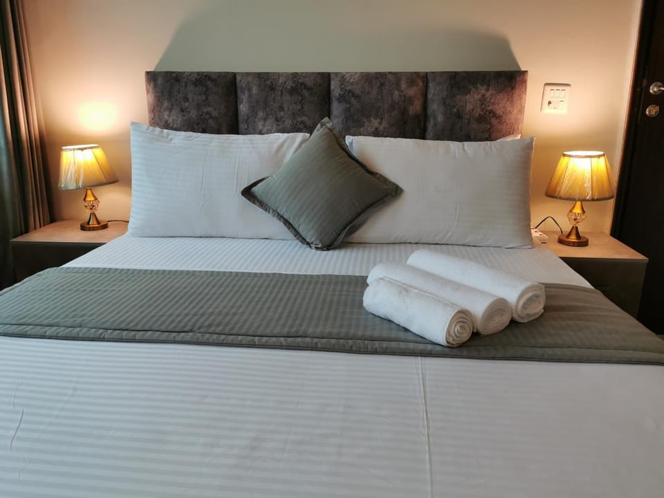 Bed, Photo of the whole room, Bedroom, towels