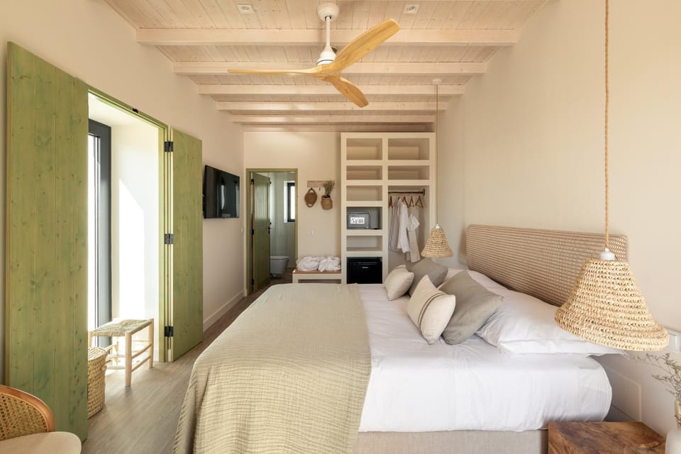 Bed, TV and multimedia, Bedroom, minibar, safe, wardrobe