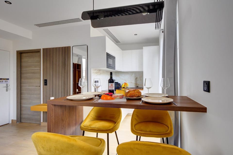 Living room, Food and drinks, Dining area