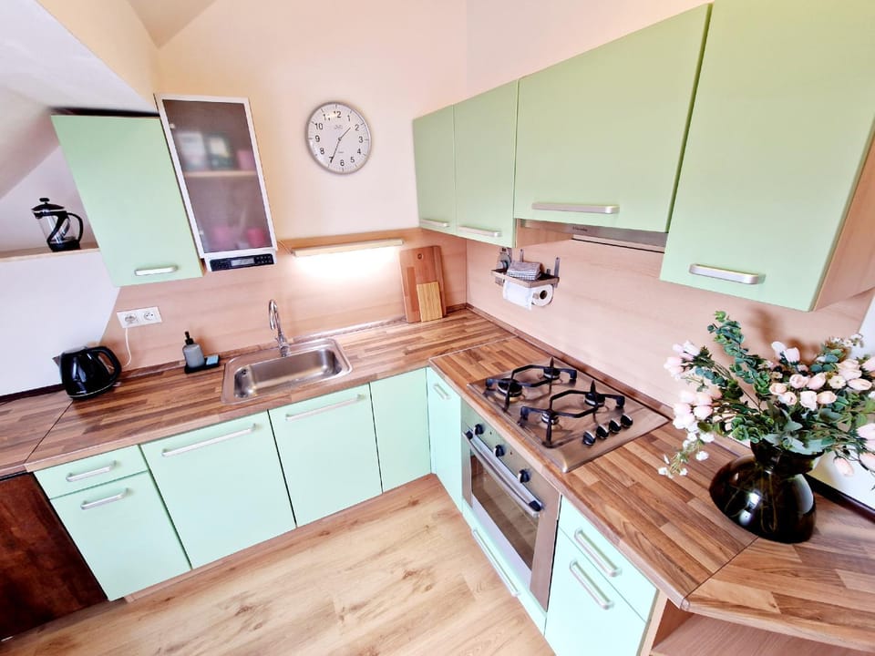 Coffee/tea facilities, Kitchen or kitchenette, dishwasher, stove