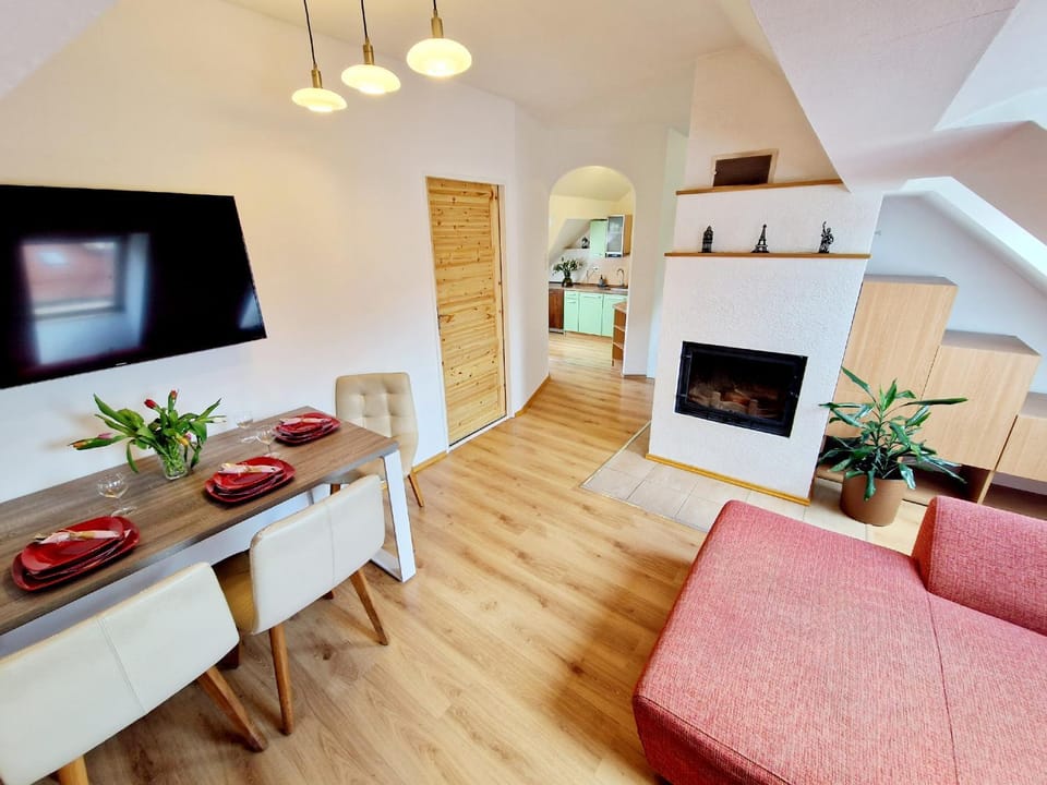 Communal lounge/ TV room, TV and multimedia, Living room, Seating area, Dining area