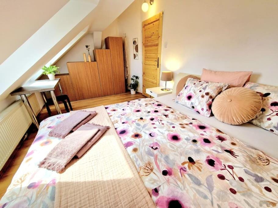 Bed, Photo of the whole room, Bedroom, wardrobe