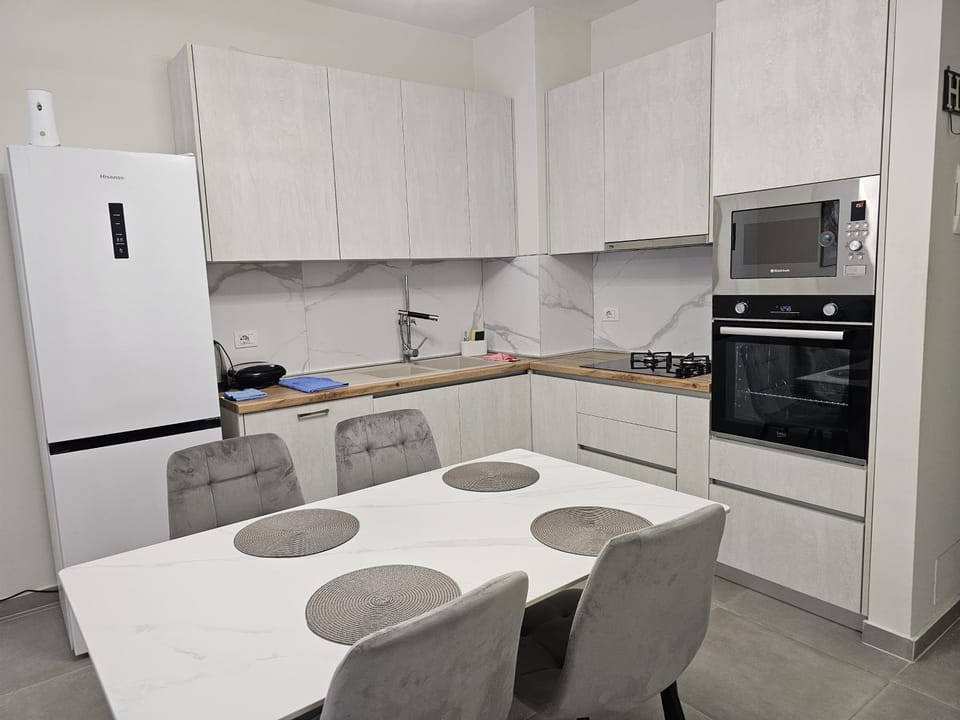 Kitchen or kitchenette, Dining area, dishwasher, minibar, oven, stove, toaster