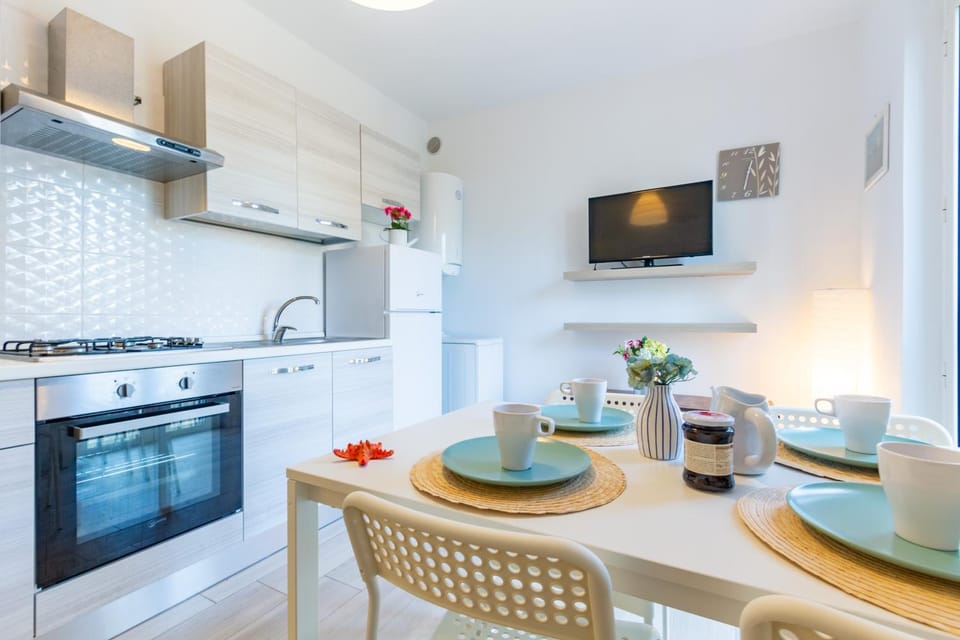 Kitchen or kitchenette, Dining area, oven, stove