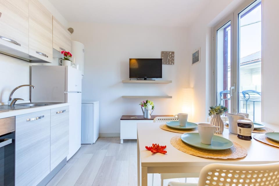 Dining area, oven, stove
