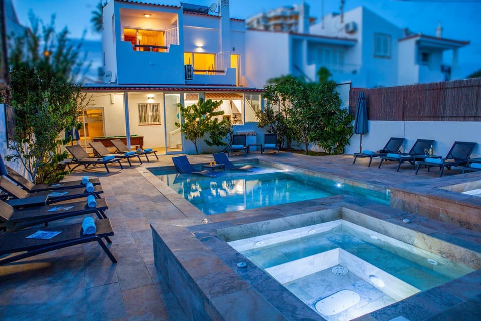 Property building, Hot Tub, Pool view, Swimming pool, Open Air Bath, sunbed