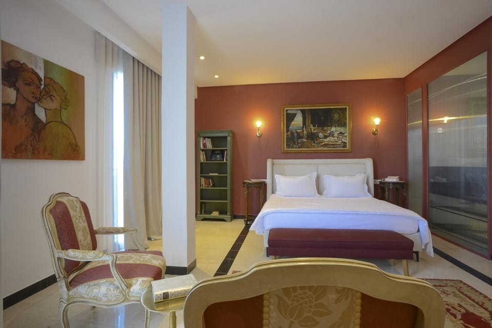 Photo of the whole room, Bedroom
