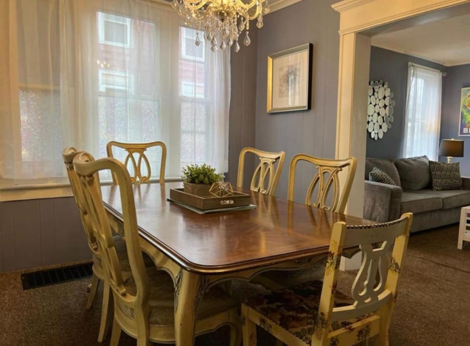 Charming 3 Bedroom Home 6 Beds Sleeps up to 12 House in Oswego
