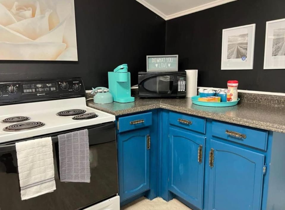 Charming 3 Bedroom Home 6 Beds Sleeps up to 12 House in Oswego