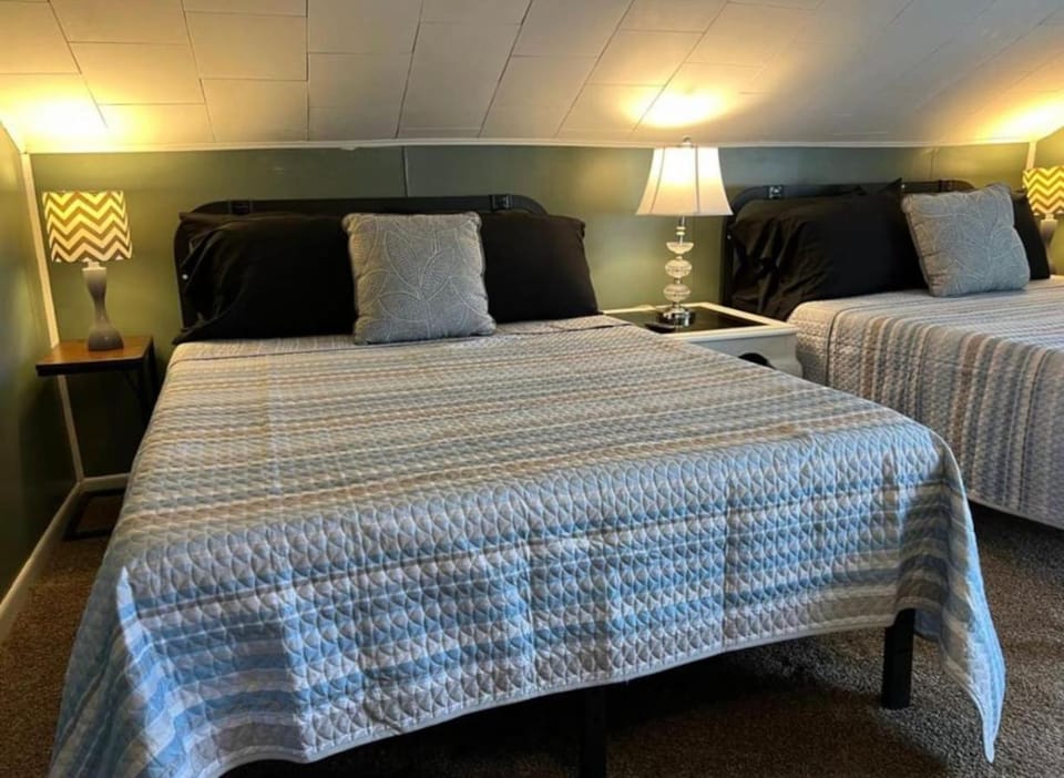 Charming 3 Bedroom Home 6 Beds Sleeps up to 12 House in Oswego
