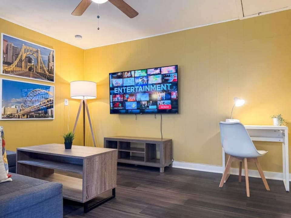 Sleeps 6 Homey 2 Bedroom with 5 Beds and WIFI Apartment in Pittsburgh