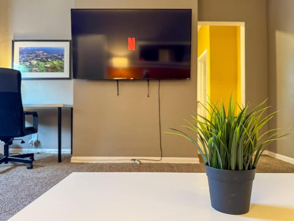 6 Beds plus Sofa Bed Sleeps 8 Spacious Crew Housing Apartment in Pittsburgh