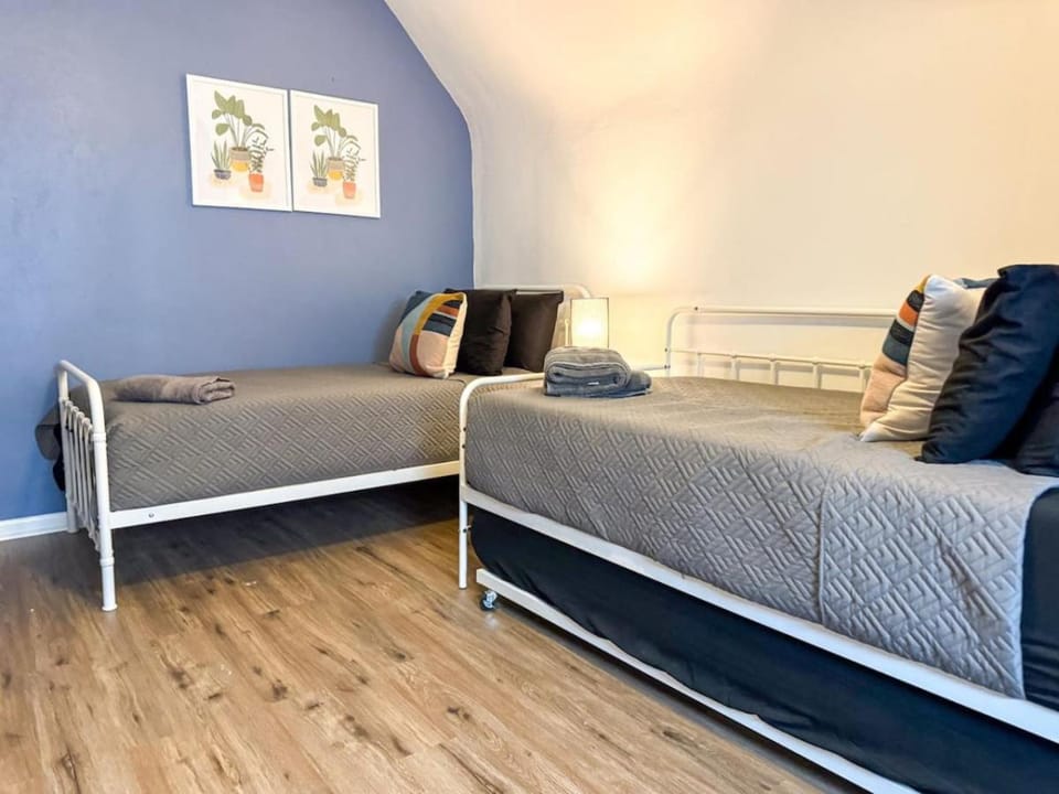6 Beds plus Sofa Bed Sleeps 8 Spacious Crew Housing Apartment in Pittsburgh