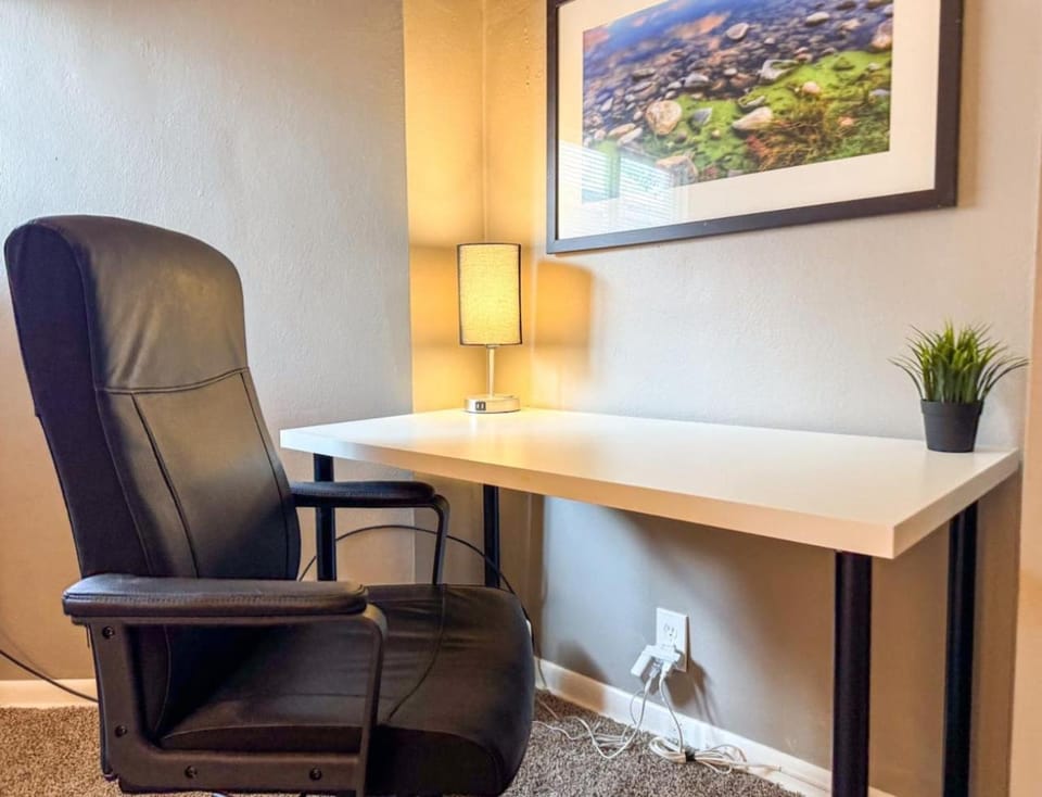 6 Beds plus Sofa Bed Sleeps 8 Spacious Crew Housing Apartment in Pittsburgh