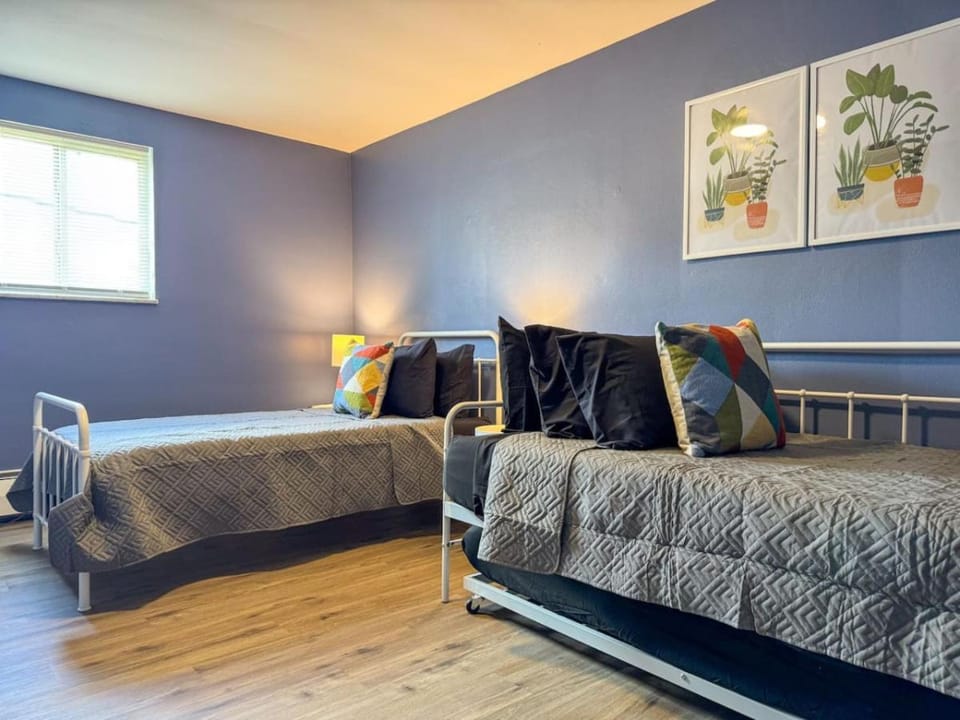 Cozy 2 Bedroom with 5 Beds plus Sofa Bed and WIFI Apartment in Pittsburgh
