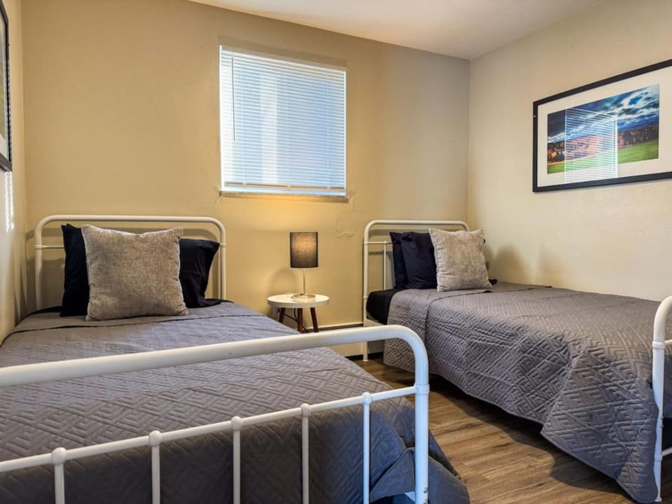 Sleeps 8 2 Full Apartments 5 Beds Parking plus WIFI Apartment in Pittsburgh