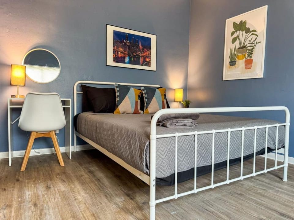 Great Location 8 Beds Sleeps 10 with Parking Apartment in Pittsburgh
