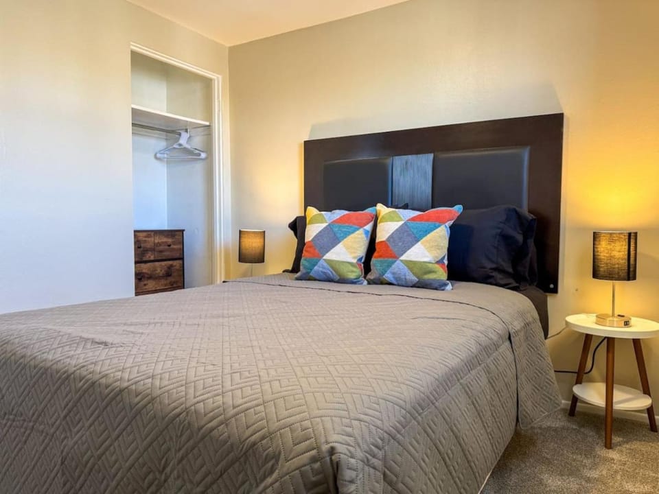 Sleeps 4 1 Bedroom 2 Beds with Parking plus WIFI Apartment in Pittsburgh