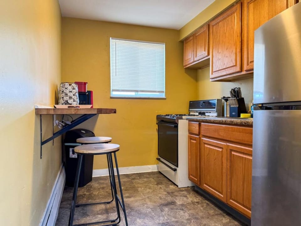 Sleeps 4 1 Bedroom 2 Beds with Parking plus WIFI Apartment in Pittsburgh