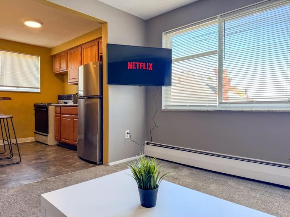 Sleeps 4 1 Bedroom 2 Beds with Parking plus WIFI Apartment in Pittsburgh