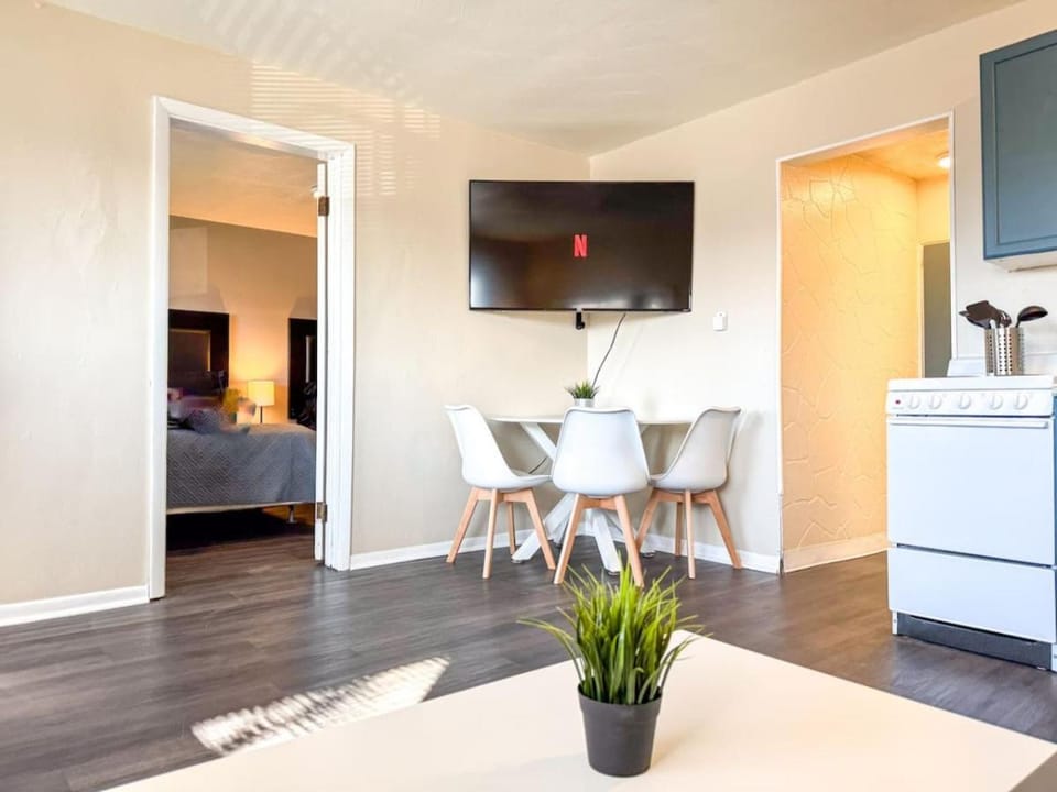 Downtown Area 2 Beds plus Sofa bed Sleep 6 Stylish Apartment in Pittsburgh