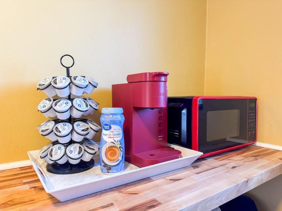Sleeps 8 2 Full Apartments with 3 Beds and Parking Apartment in Pittsburgh