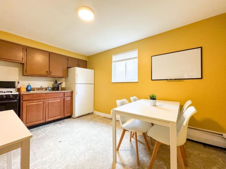 Charming 2 Bedrooms with Sofa Bed and WIFI Apartment in Pittsburgh