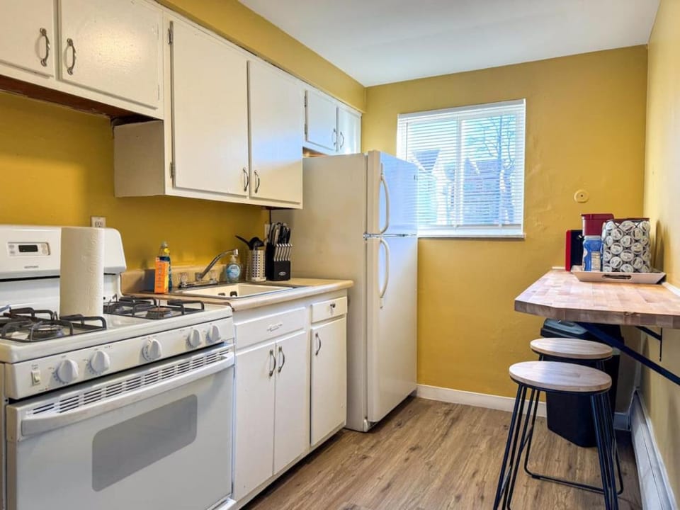 Sleeps 4 1 Bedroom 3 Beds with Parking plus WIFI Apartment in Pittsburgh