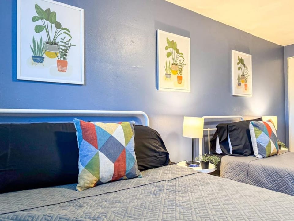 Sleeps 8 Charming 2 BR with 5 beds plus WIFI Apartment in Pittsburgh