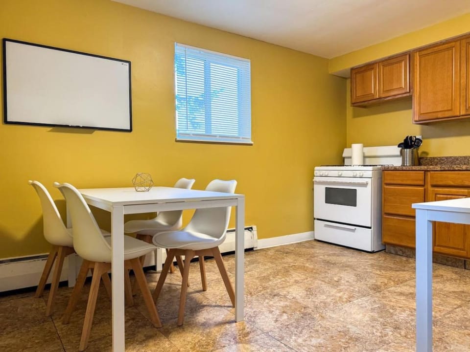 Sleeps 8 Charming 2 BR with 5 beds plus WIFI Apartment in Pittsburgh