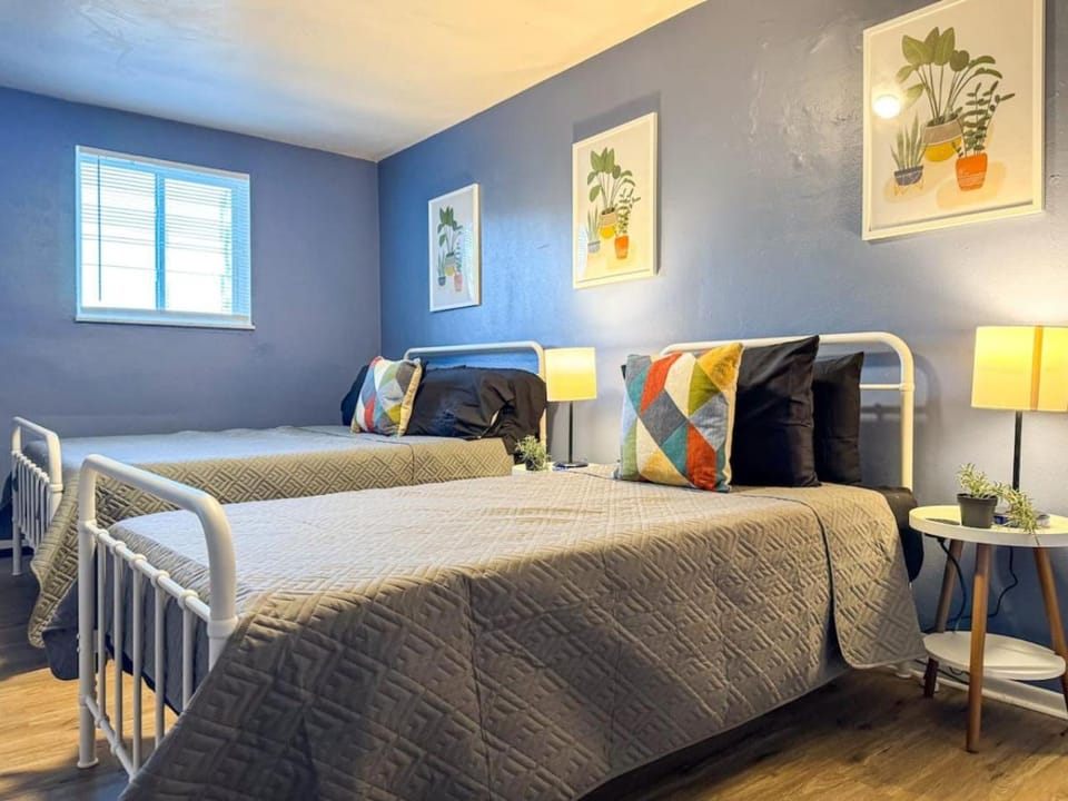 Sleeps 8 Charming 2 BR with 5 beds plus WIFI Apartment in Pittsburgh