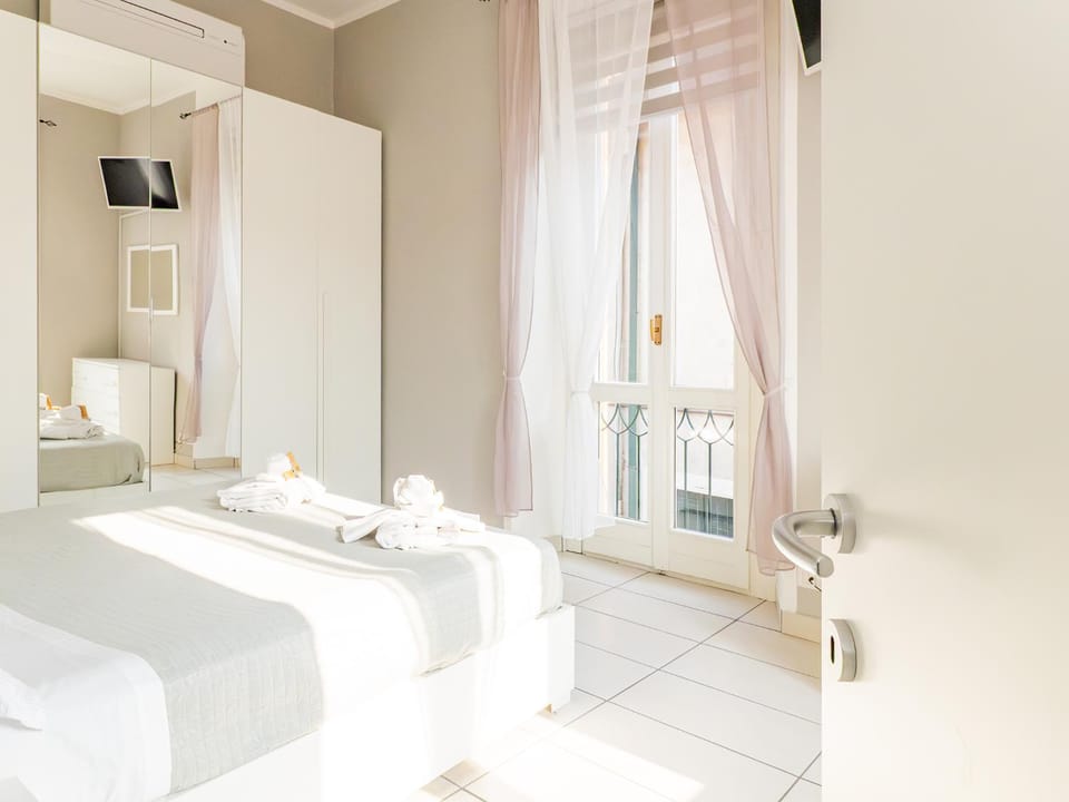 Bed, TV and multimedia, Bedroom