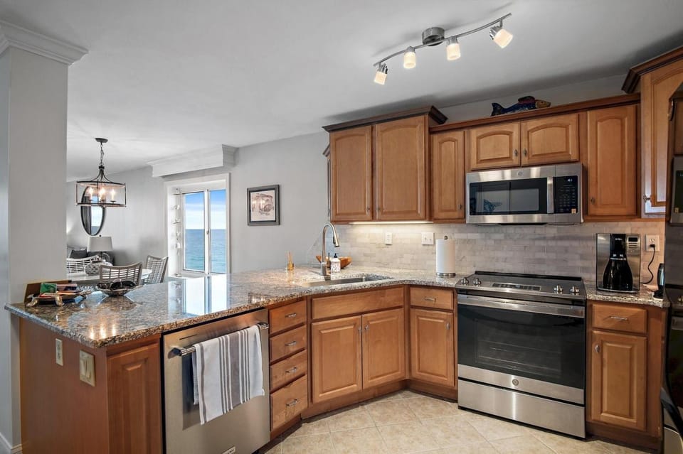 Destin on the Gulf 707 is a 2 bed 2 bath beachfront condo House in Destin