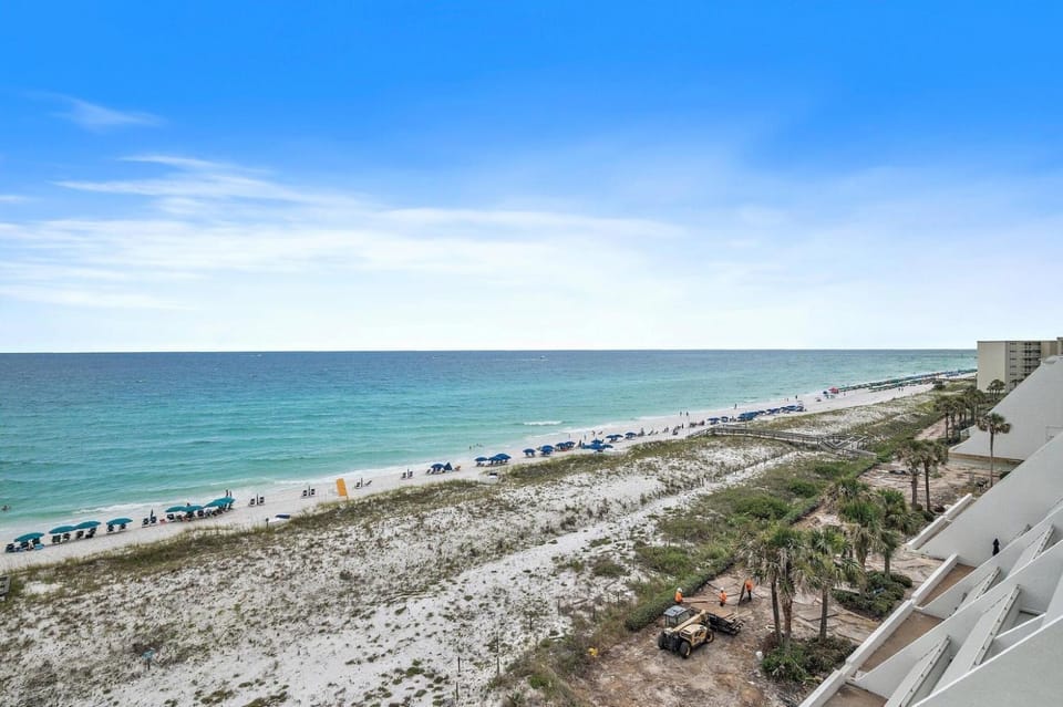 Destin on the Gulf 707 is a 2 bed 2 bath beachfront condo House in Destin
