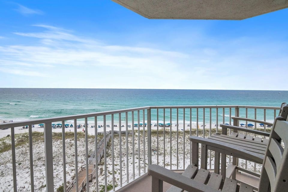 Destin on the Gulf 707 is a 2 bed 2 bath beachfront condo House in Destin
