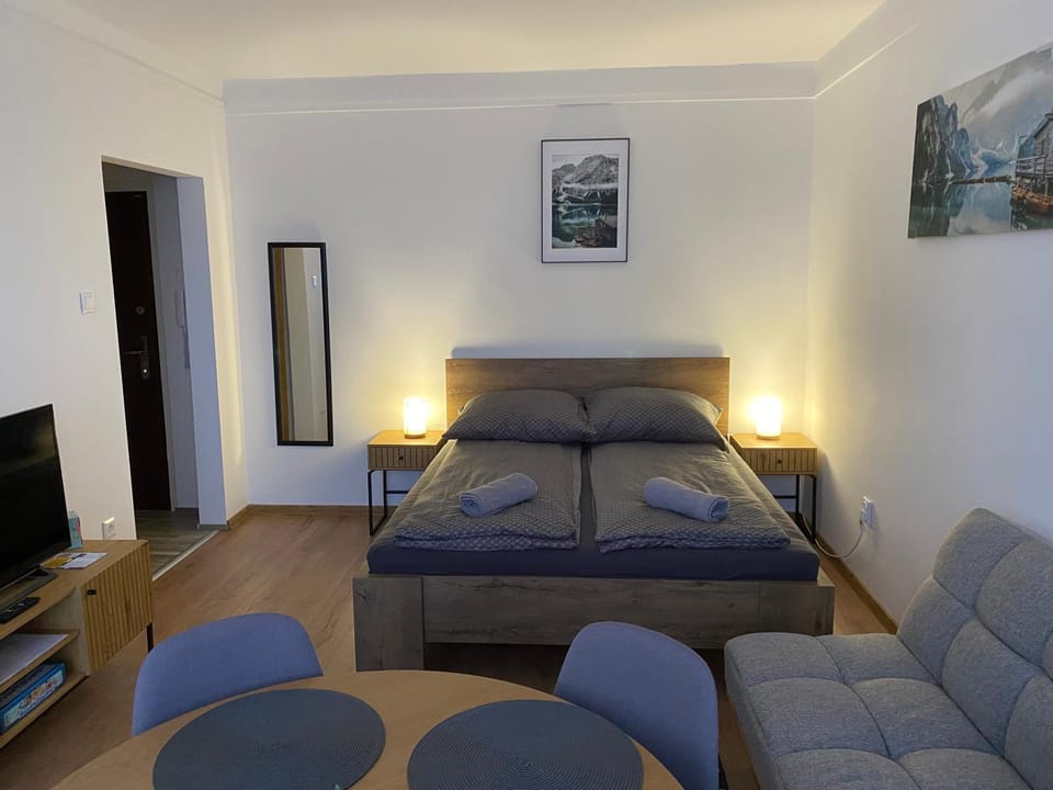 Communal lounge/ TV room, Bed, Living room