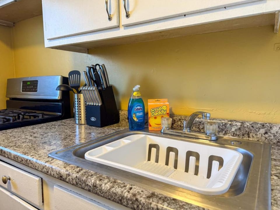 Sleeps 4 Cozy 1 Bedroom with Comfy Queen Mattress Apartment in Pittsburgh