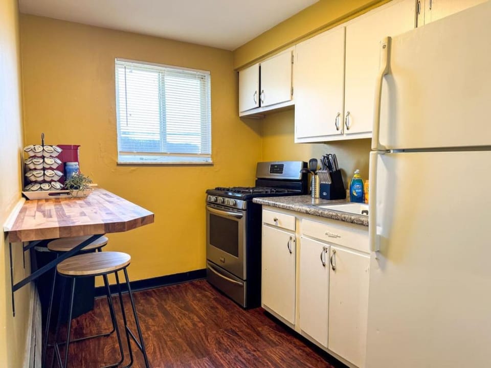 Sleeps 4 Cozy 1 Bedroom with Comfy Queen Mattress Apartment in Pittsburgh