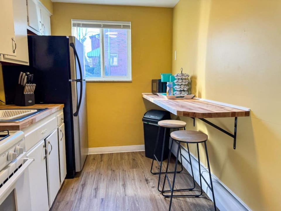 Sleeps 4 Charming 1 Bedroom with 2 Beds plus WIFI Apartment in Pittsburgh