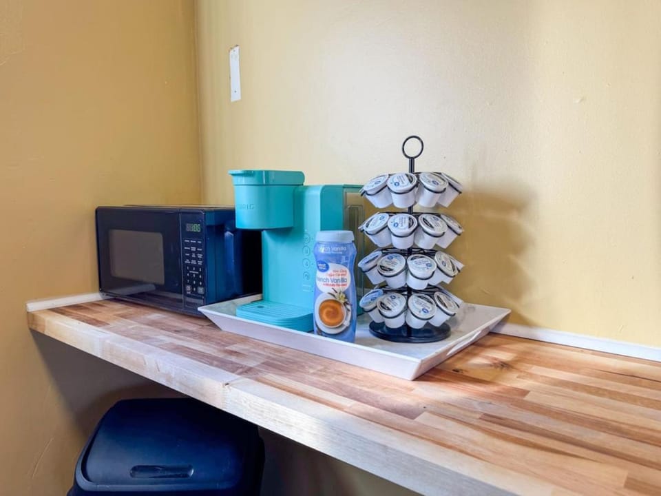 Sleeps 4 Charming 1 Bedroom with 2 Beds plus WIFI Apartment in Pittsburgh