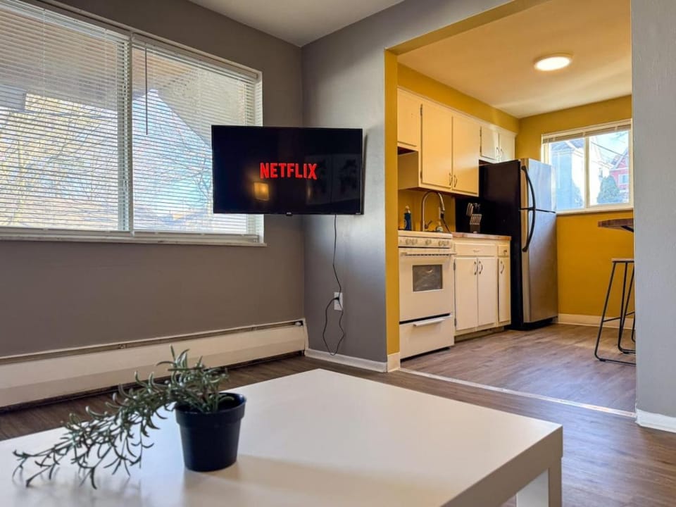 Sleeps 4 Charming 1 Bedroom with 2 Beds plus WIFI Apartment in Pittsburgh