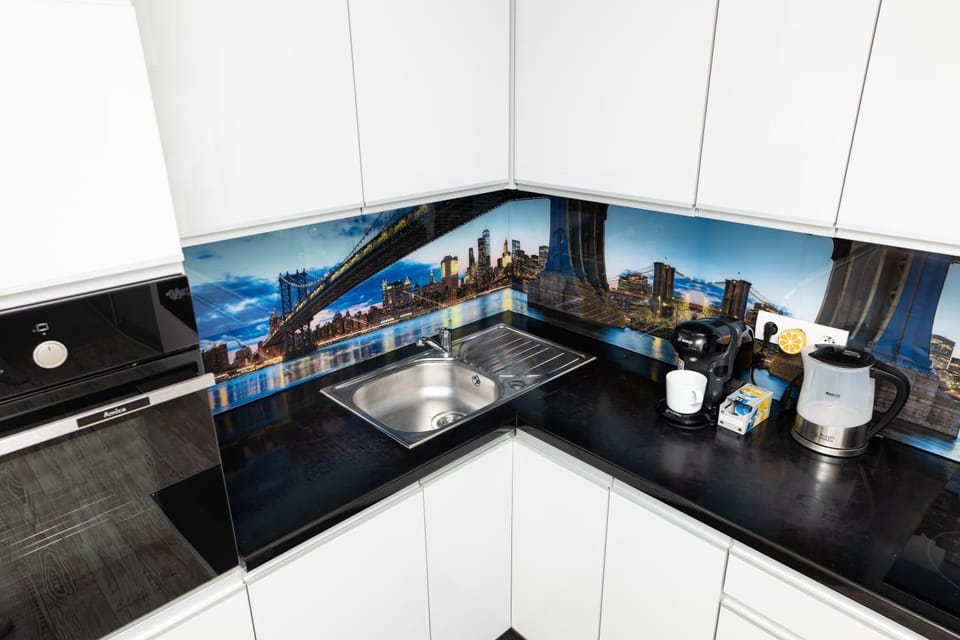 Coffee/tea facilities, Kitchen or kitchenette, stove