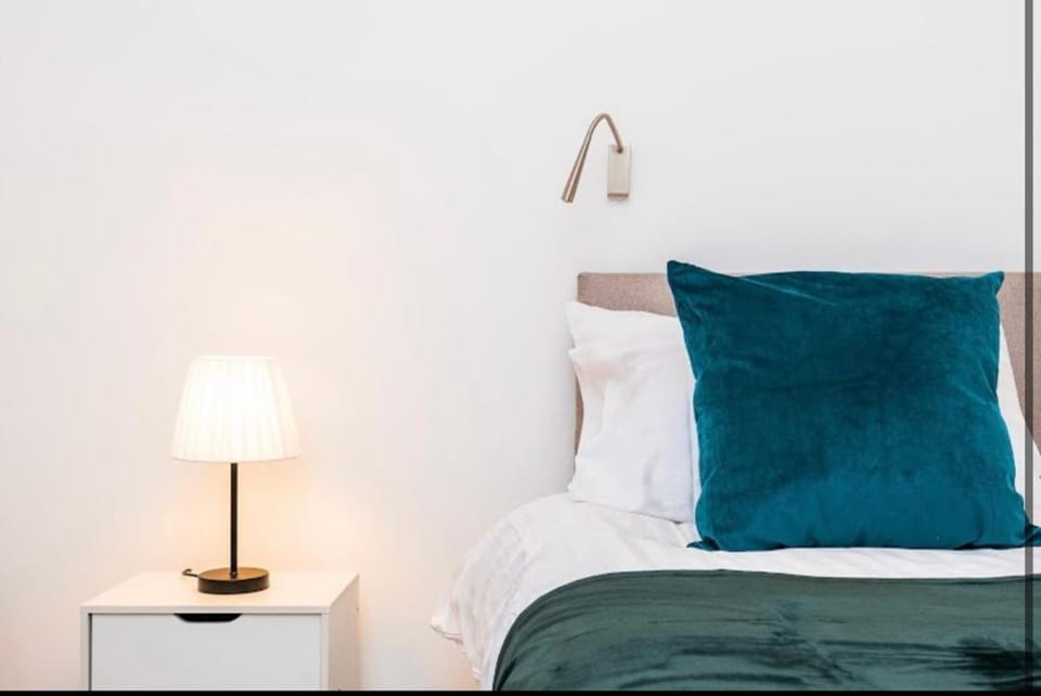Superior Large Family Suite, Lux Living City Apartment, 2 Kingsize Bedrooms 2 Bath Business Suite WiFi Parking Apartment in St Albans