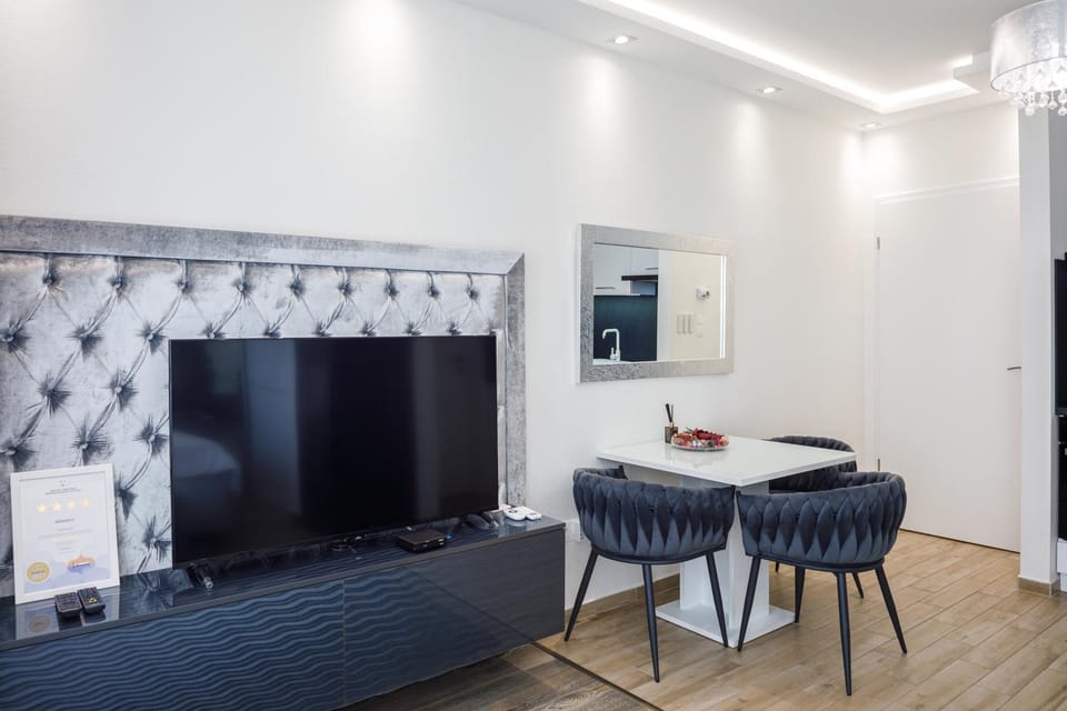 TV and multimedia, Living room, Seating area, Dining area