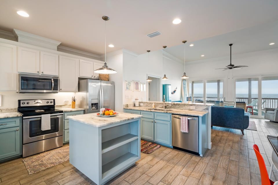 Kingfisher Gulf Front Pet Friendly Hot Tub House in Dauphin Island