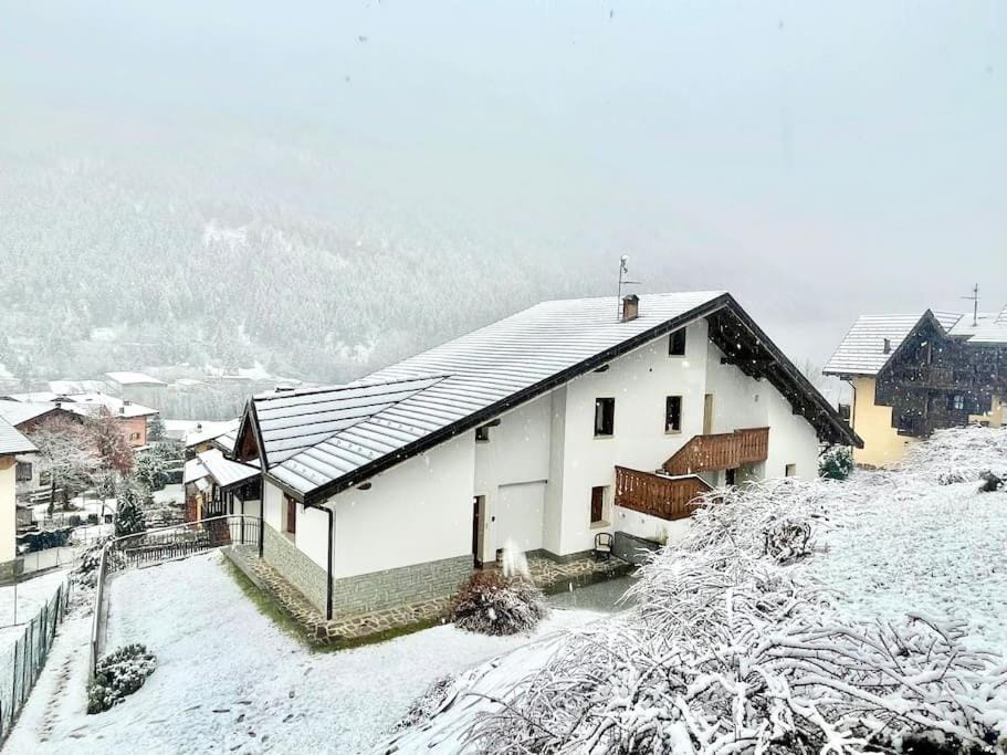 Property building, Day, Natural landscape, Winter, Mountain view