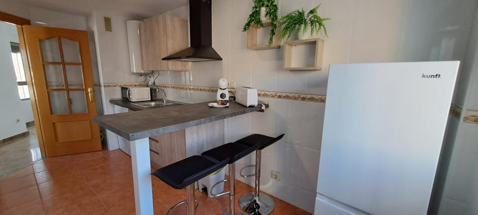 Kitchen or kitchenette, Dining area, minibar, stove